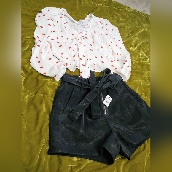 ✨️Final Price✨️Express Sz M Red Lips Patterned Long sleeve Crop top - Picture 4 of 6